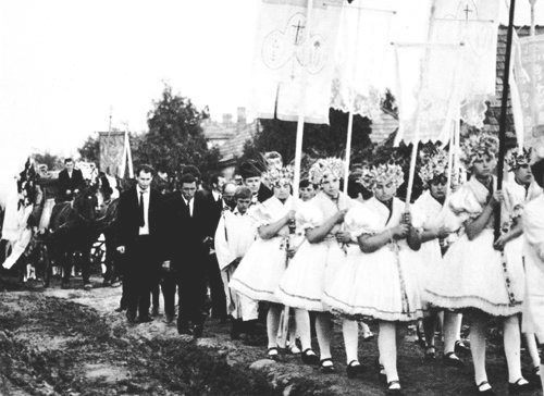 A házasság előtt elhunyt fiatalok temetése szimbolikus lakodalmas menet volt (Rimóc, Nógrád m. 1970)