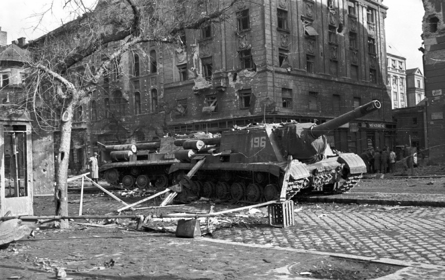Szovjet tank Budapest utcáin