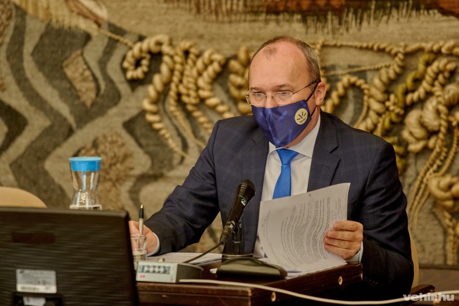 Porga Gyula polgármester az október 29-én tartott közgyűlésen