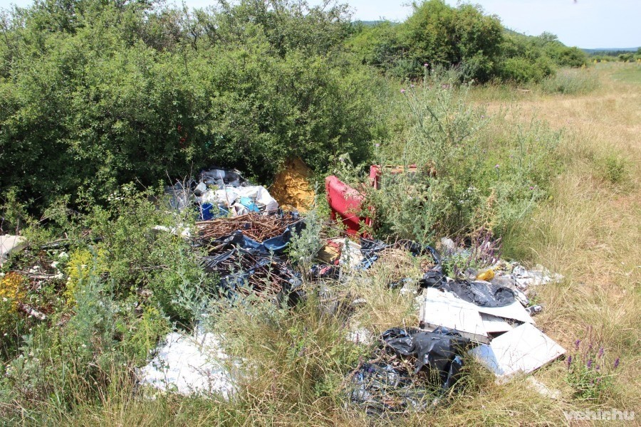 Illegális hulladék Veszprém határában