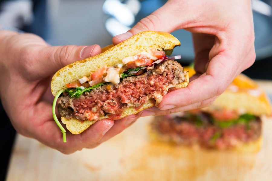 Növényi alapú álhúsos burger (fotó: Impossible Foods Inc)
