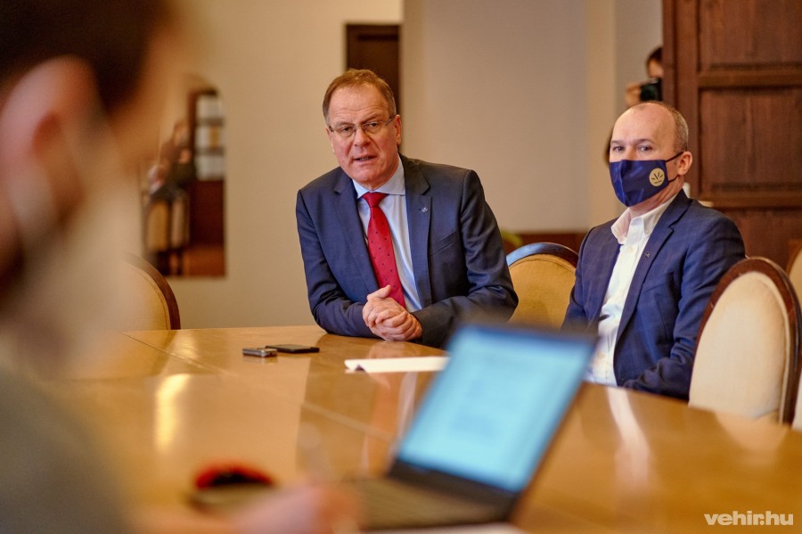 Navracsics Tibor kormánybiztos és Porga Gyula polgármester a régiók képviselőivel tartott konzultáció után tartott sajtótájékoztatót 2021.január 15-én Veszprémben, a Városházán.