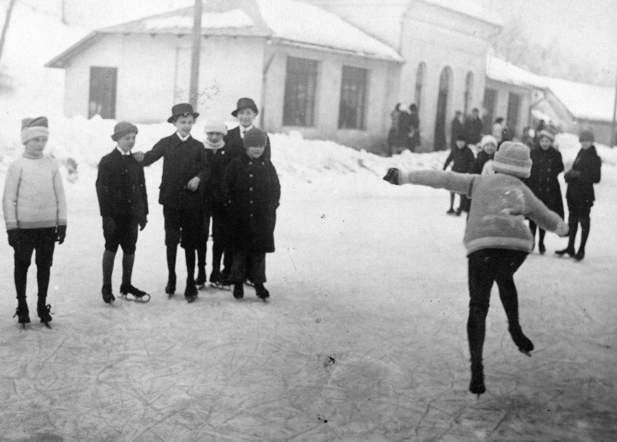 Gyerekek az Erzsébet ligeti jégpályán 1939-ben (fotó: Fortepan)
