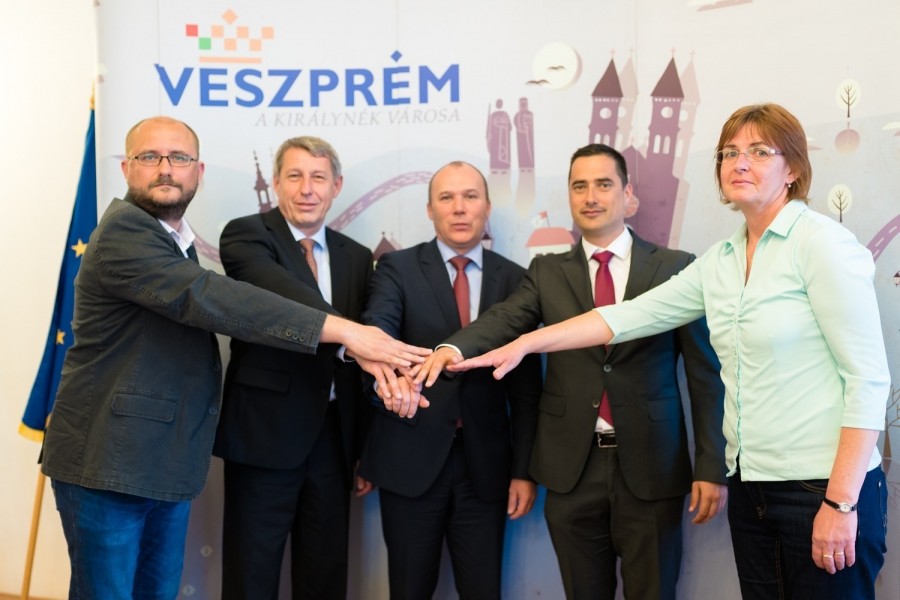 2017-ben a teljes veszprémi városvezetés összefogott az EKF sikeréért. A fotón balról jobbra: Gerstmár Ferenc (LMP), Hartmann Ferenc (MSZP), Porga Gyula, polgármester (Fidesz-KDNP), Ovádi Péter (Fidesz-KDNP), Forgóné Kelemen Judit (Jobbik)
