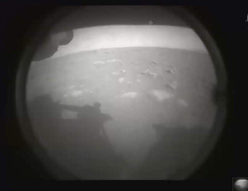 A leszállás után a Perseverance ellenőrizte az eszközeit, a kamerája ezt a tesztfotót küldte el elsőként a Mars felszínéről