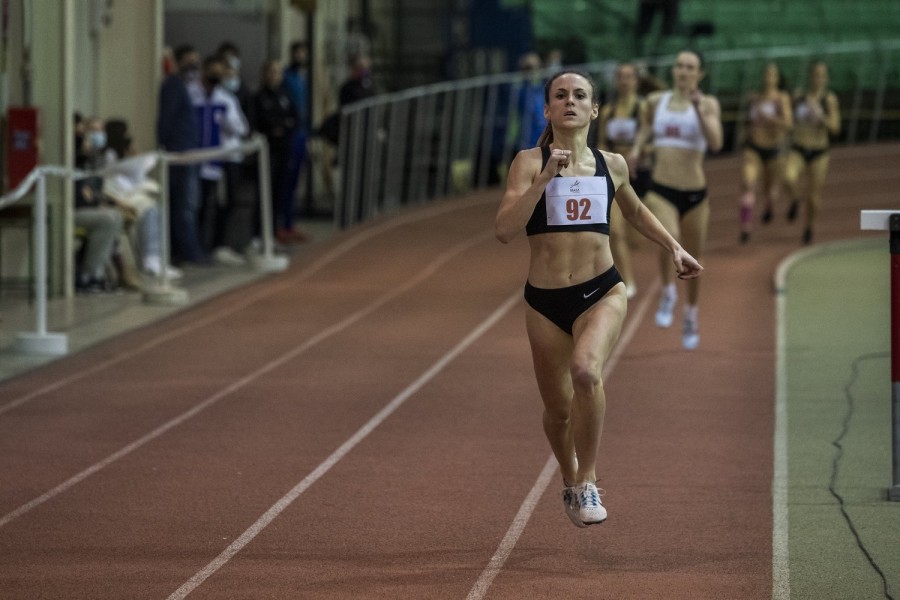 Bartha-Kéri Bianka, az SVSE versenyzője, a női 800 méteres síkfutás győztese a fedett pályás atlétikai bajnokságon a budapesti BOK Csarnokban 2021. február 21-én. MTI/Mónus Márton