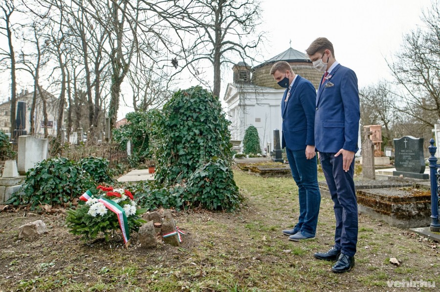 Az Alsóvárosi temetőben az IKSZ veszprémi szervezete nevében Halmay Gábor, elnök és Balogh Dénes, alelnök helyezett el koszorút Kun Béla sírjánál