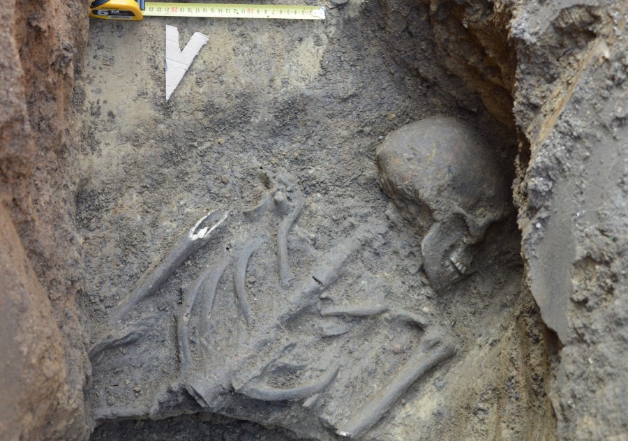 Csatornaépítés közben előkerült és megmentett Árpád-kori sír Zircen 