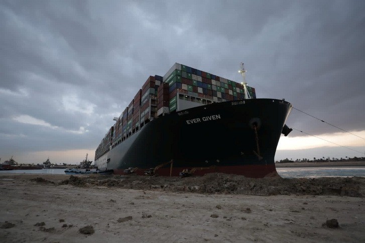 Dolgoznak az Ever Given mentésén (fotó:Fotó: Suez Canal Authority / Handout / Reuters)