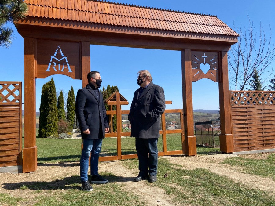 Herenden a temető kerítése és bejárata újult meg a Magyar Falu Program keretében.