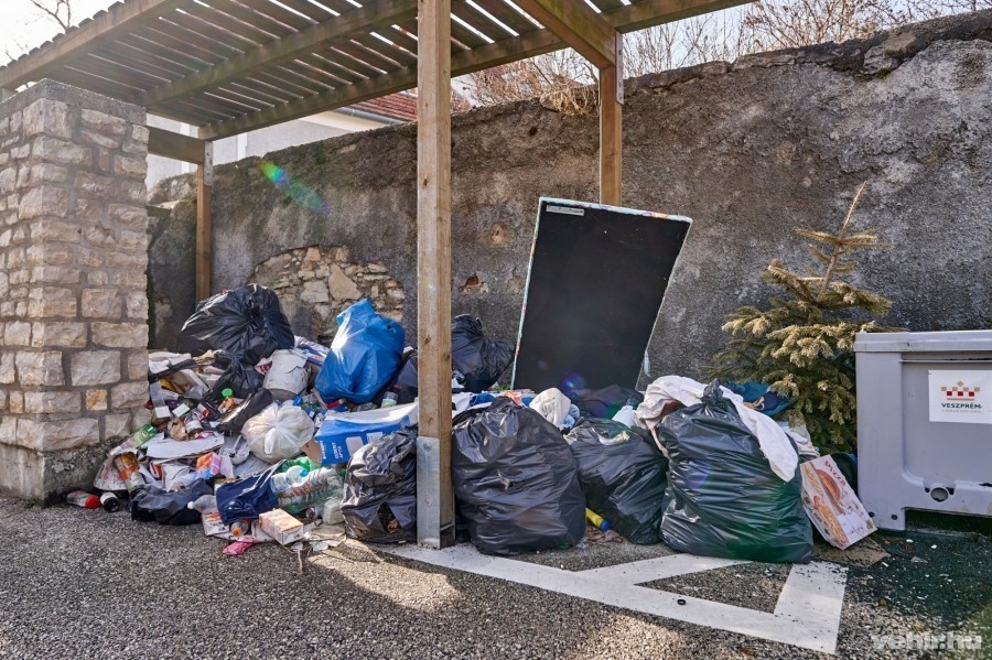 Tipikus példája az illegális hulladék lerakásnak ( Fotó: archív - Domján Attila)