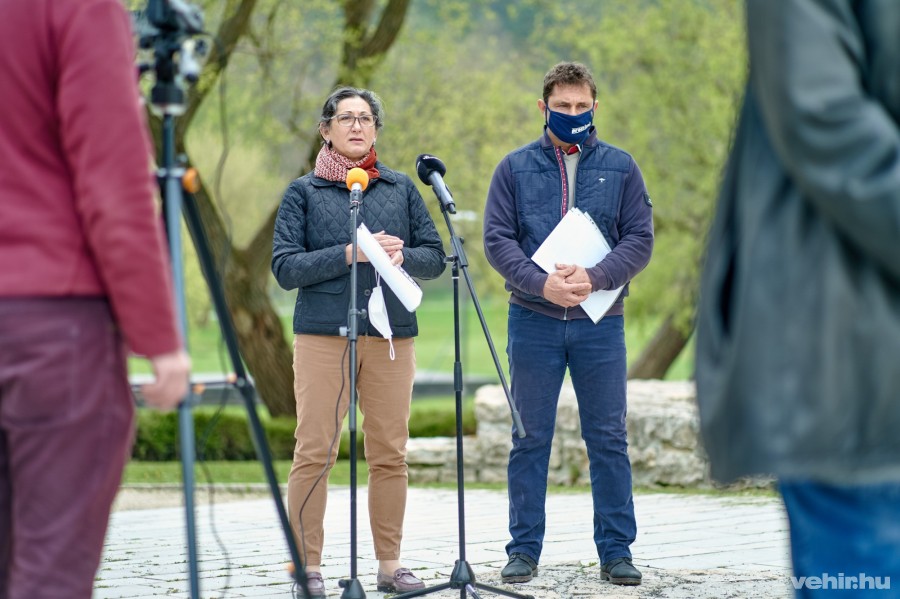 Brányi Mária alpolgármester és Szabó Péter, a parkot fenntartó kft. ügyvezetője a Jezsuita templom előtt tartott sajtótájékoztatón április 29-én.