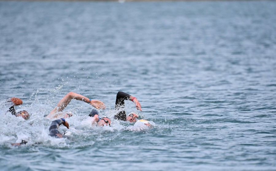 A későbbi negyedik helyezett Rasovszky Kristóf (j) a férfi nyíltvízi úszók 5 kilométeres versenyén a vizes Európa-bajnokságon a budakalászi Lupa-tavon 2021. május 12-én. MTI/Illyés Tibor