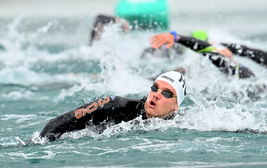 Rasovszky Kristóf a a férfi nyíltvízi úszók 10 kilométeres versenyén a vizes Európa-bajnokságon a budakalászi Lupa-tavon 2021. május 13-án. MTI/Illyés Tibor