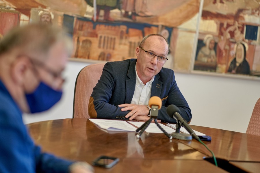 A támogatásokról Porga Gyula polgármester számolt be a sajtónak kedden