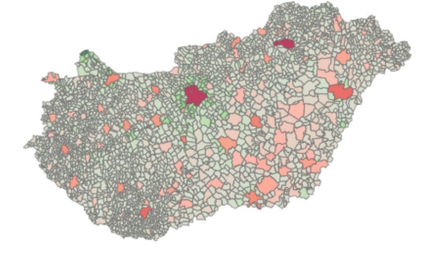 Az ingatlan.com által szerkesztett térképen látszik, hogy a pirosas színnel jelölt területek népessége csökkent a pandémia alatt, tehát innen nagyobb volt az elvándorlás