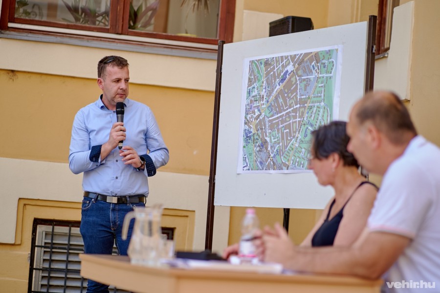 Dulicz László közlekedésmérnök a 2021. június 21-én szervezett lakossági fórumon a Kossuth iskola udvarán.