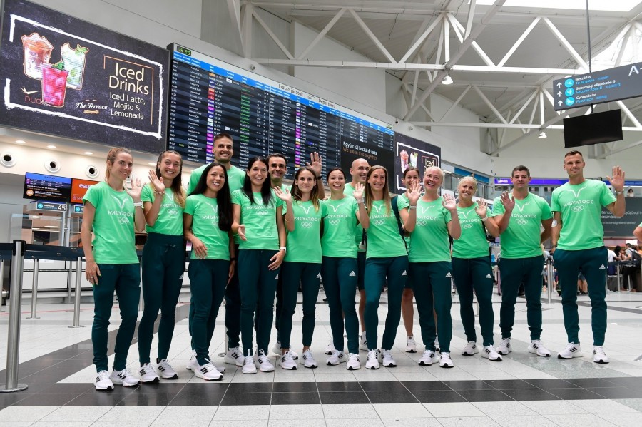A tokiói nyári olimpiára induló magyar csapat tagjai a Budapest Liszt Ferenc Nemzetközi Repülőtéren 2021. július 19-én - Fotó: MTI/Koszticsák Szilárd