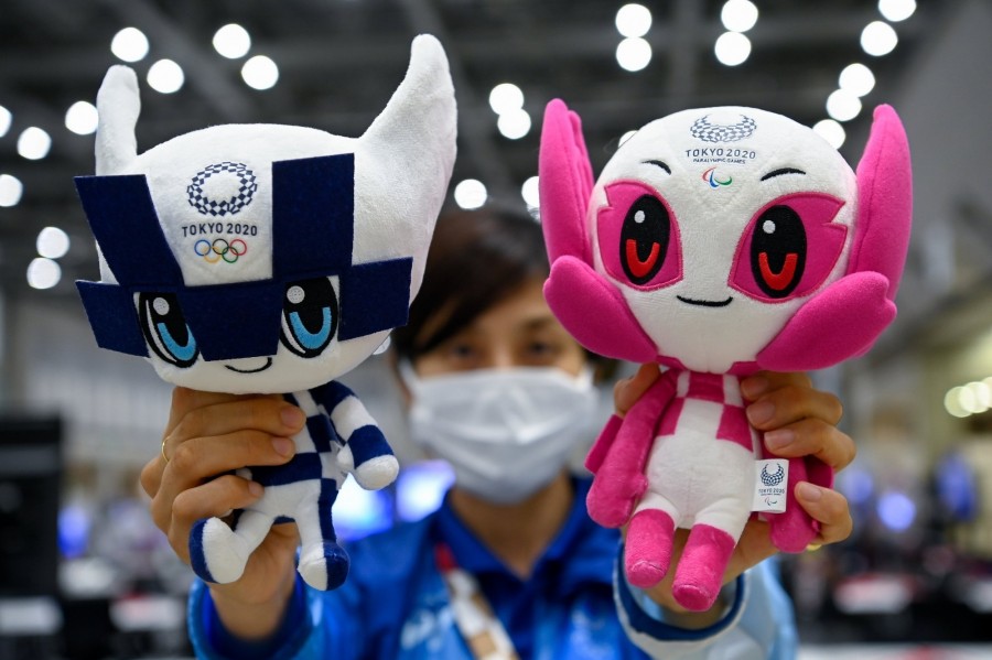 Miraitova (b), a tokiói olimpia és Szomeiti, a paralimpia kabalfigurája az olimpiai médiaközpontban 2021. július 20-án - Fotó: MTI/Kovács Tamás