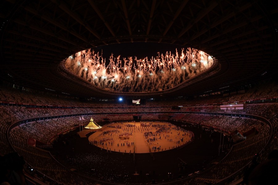 Az olimpiai láng (b) a XXXII. nyári olimpiai játékok nyitóünnepségén a tokiói Olimpiai Stadionban 2021. július 23-án - Fotó:  MTI/Kovács Tamás