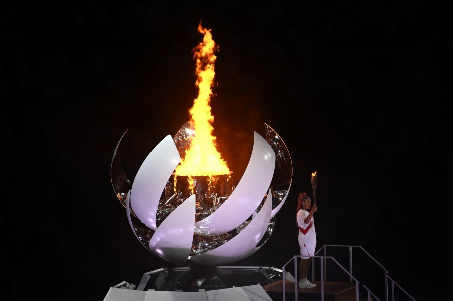 Oszaka Naomi teniszező meggyújtotta az olimpiai lángot XXXII. nyári olimpiai játékok nyitóünnepségén a tokiói Olimpiai Stadionban 2021. július 23-án - Fotó: MTI/Kovács Tamás