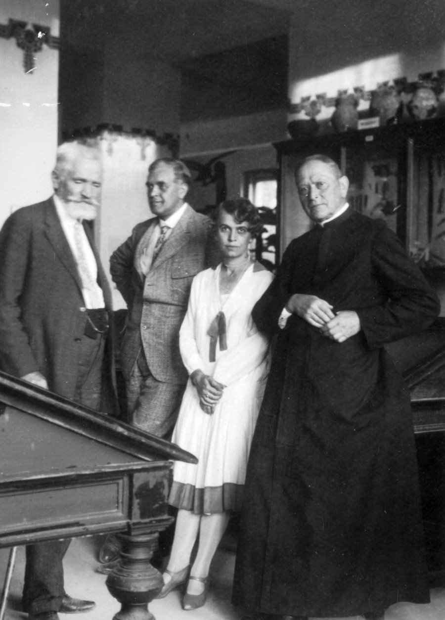 1928, Veszprém – Cholnoky Jenő és felesége a múzeumban, Paál Elemér és Laczkó Dezső társaságában (Fotó: Fortepan / Cholnoky Tamás)