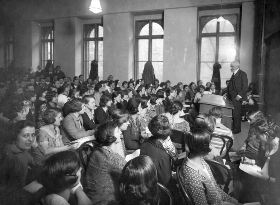 1930, Budapest – Cholnoky Jenő előadást tart a Pázmány Péter Tudományegyetemen (Fotó: Fortepan / Cholnoky Tamás)