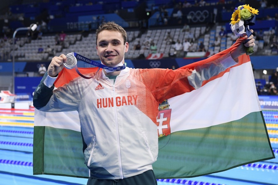 Az ezüstérmes Milák Kristóf a 100 méteres pillangóúszás eredményhirdetése után - MTI/Kovács Tamás 