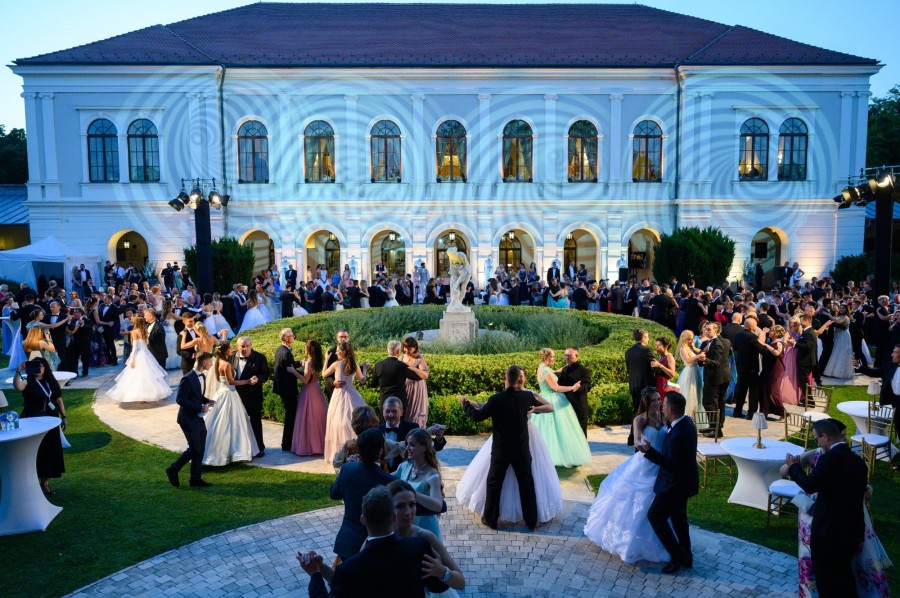 A 196. Anna-bál vendégei táncolnak a balatonfüredi Anna Grand Hotel parkjában 2021. július 31-én. MTI/Vasvári Tamás