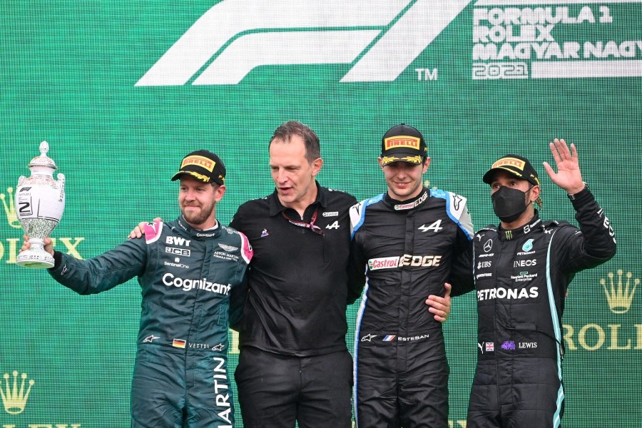 A győztes Esteban Ocon, az Alpine francia versenyzője (j2), a második helyezett Sebastian Vettel, az Aston Martin német versenyzője (b) és a harmadik Lewis Hamilton, a Mercedes brit versenyzője (j) a dobogón a Forma-1-es Magyar Nagydíj díjátadóján a mogyoródi Hungaroringen 2021. augusztus 1-jén. MTI/Szigetváry Zsolt