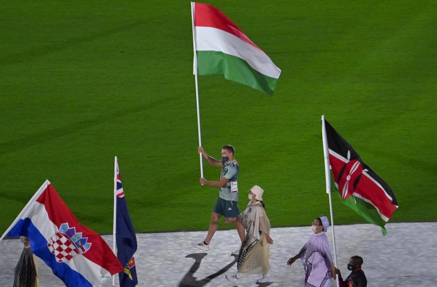 Kopasz Bálint, a kajak egyesek 1000 méteres versenyének olimpiai bajnoka viszi a magyar zászlót a világméretű koronavírus-járvány miatt 2021-re halasztott 2020-as tokiói nyári olimpia záróünnepségén az Olimpiai Stadionban 2021. augusztus 8-án. MTI/Czeglédi Zsolt