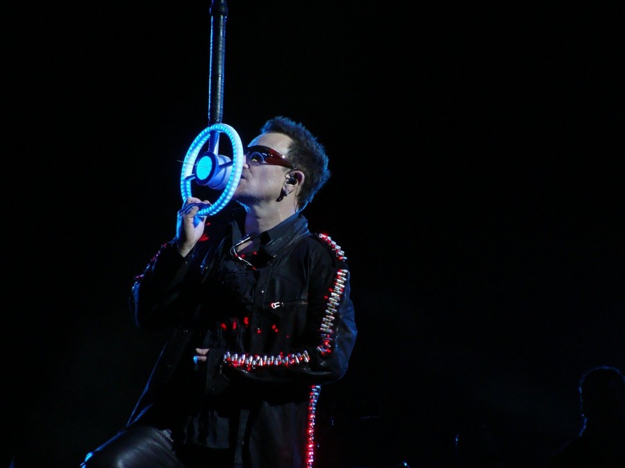 Bono előszeretettel fogalmaz meg politikai üzeneteket koncertjein a színpadról (fotó: pixabay.com)