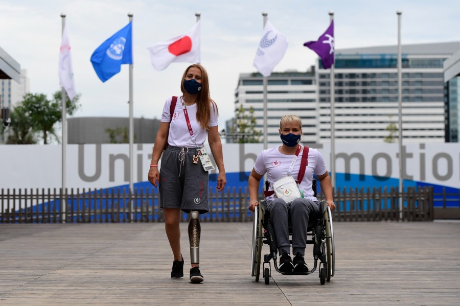 Hajmási Éva paralimpiai ezüstérmes (b) és Madarészné Mező Boglárka kerekesszékes (j) vívó az olimpiai faluban két nappal a tokiói paralimpiai játékok kezdete előtt, 2021. augusztus 22-én. MTI/Koszticsák Szilárd