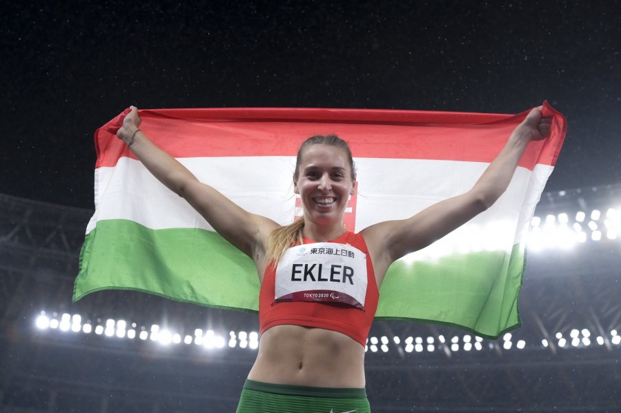 A győztes Ekler Luca a távolugrás T38-as kategóriájának döntője után a világméretű koronavírus-járvány miatt 2021-re halasztott 2020-as tokiói paralimpián az Olimpiai Stadionban 2021. augusztus 31-én. A magyar versenyző saját világcsúcsát kétszer is megjavítva aranyérmet nyert. MTI/Koszticsák Szilárd