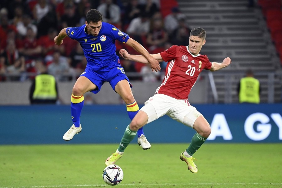 Sallai Roland (j) és az andorrai Max Llovera a labdarúgó világbajnoki selejtezők 6. fordulójában játszott Magyarország - Andorra mérkőzésen a Puskás Arénában 2021. szeptember 8-án. MTI/Kovács Tamás
