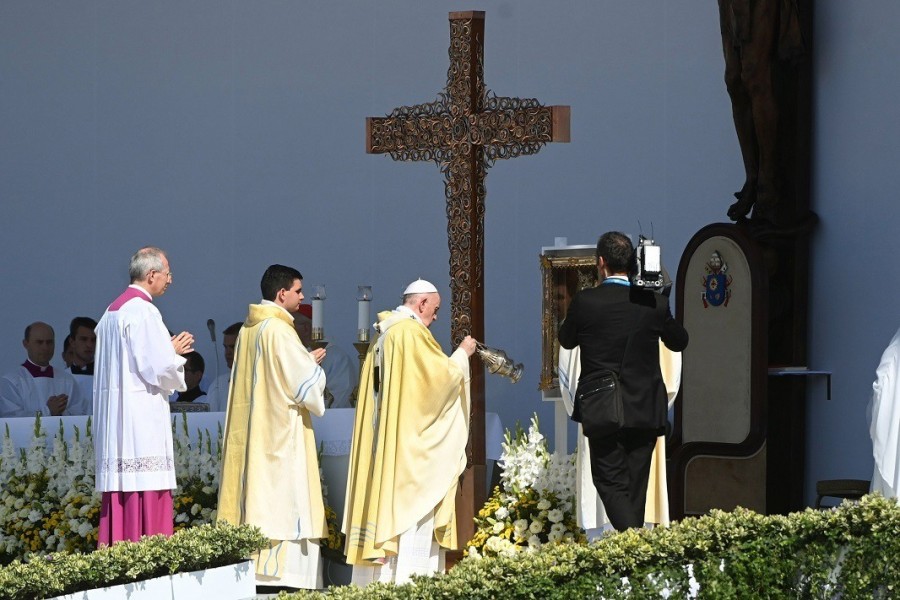 Ferenc pápa (középen) az 52. Nemzetközi Eucharisztikus Kongresszus (NEK) zárómiséjén a Hősök terén 2021. szeptember 12-én. A kongresszust lezáró úgynevezett statio orbis szentmise hagyományosan a katolikus rendezvénysorozat legünnepélyesebb eseménye. MTI/Bruzák Noémi
