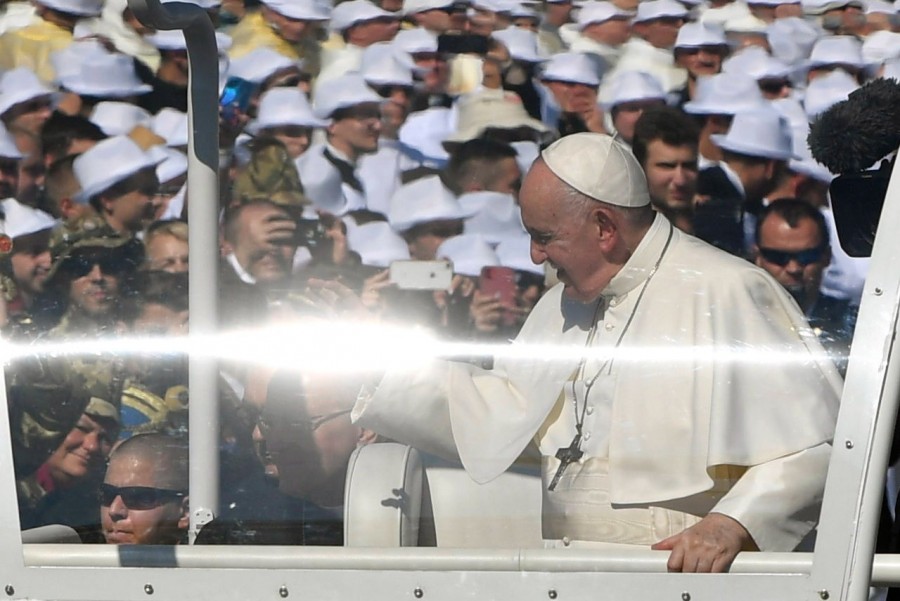 Ferenc pápa az 52. Nemzetközi Eucharisztikus Kongresszus (NEK) zárómiséjére érkezik a Hősök terére 2021. szeptember 12-én. A kongresszust lezáró úgynevezett statio orbis szentmise hagyományosan a katolikus rendezvénysorozat legünnepélyesebb eseménye. MTI/Máthé Zoltán