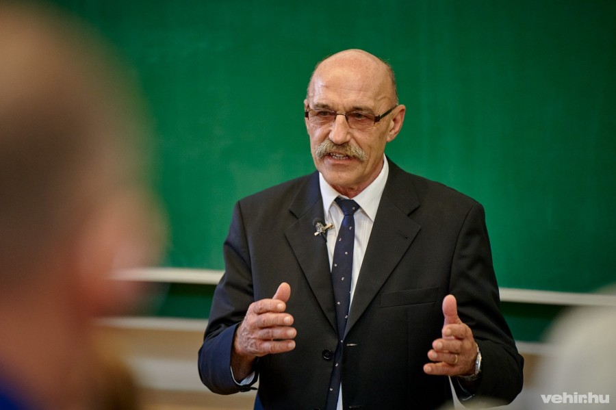 Görög Mihály 70 évesen vonul nyugdíjba. A Pannon Egyetemen szeptember 29-én tartott búcsúelőadást.