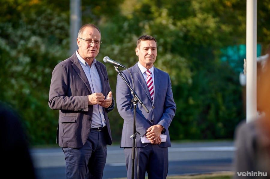 Navracsics Tibor kormánybiztos és Körmendi György, az Aranyhíd Polgári Egyesület társelnöke.