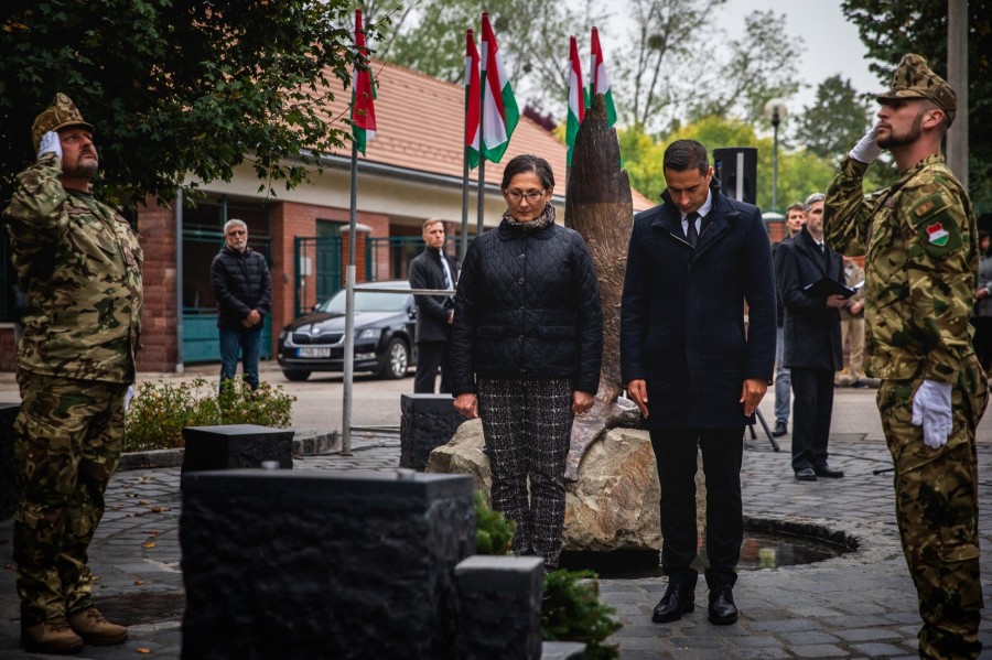 Az önkormányzat nevében Brányi Mária alpolgármester és Ovádi Péter parlamenti képviselő helyeztek el koszorút az emlékműnél