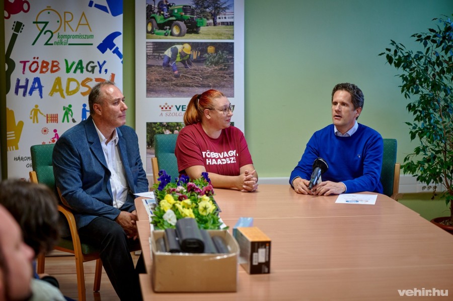 Bázsa Botond, Jakabné Rácz Ildikó és Temesvári Balázs a 72 órás önkéntességi akció veszprémi sajtótájékoztatóján.