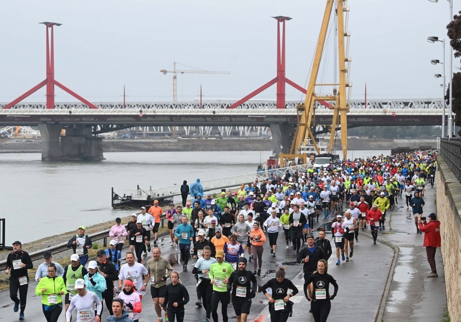 A 36. SPAR Budapest Maraton Fesztivál maratoni távjának résztvevői a Henryk Slawik rakparton 2021. október 10-én. MTI/Bruzák Noémi