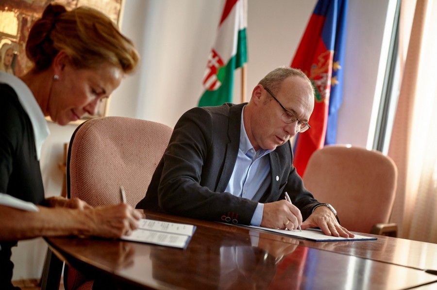 A polgármester és a főigazgató szerdán írták alá a támogatási szerződést