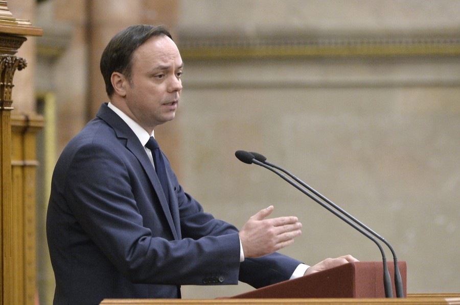 Nyitrai Zsolt (Fidesz) a törvényjavaslat vitája során (Fotó: MTI)