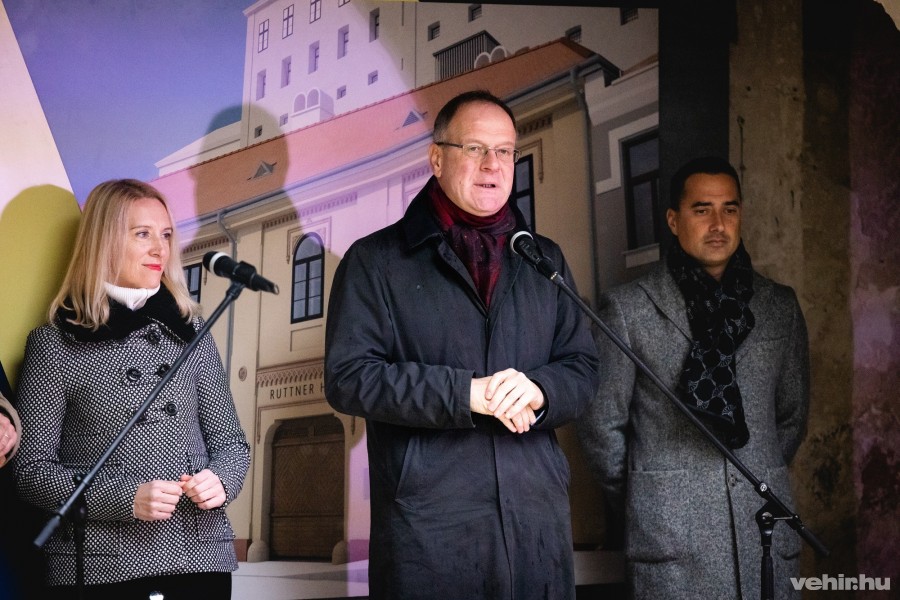 Navracsics Tibor, kormánybiztos (középen), mellette Markovits Alíz, a VEB 2023 Zrt. vezérigazgatója és Ovádi Péter, országgyűlési képviselő