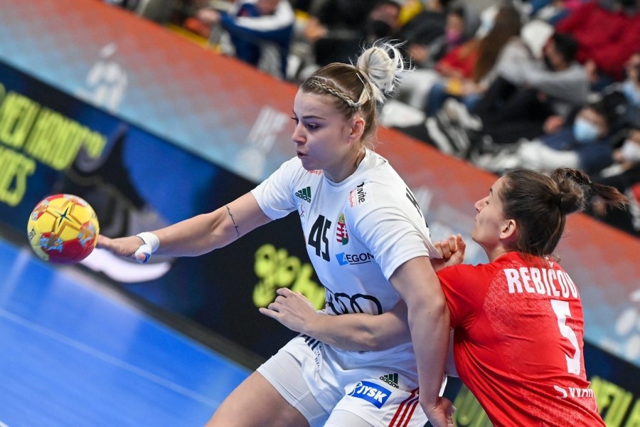 Háfra Noémi (b) és a szlovák Marianna Rebicová a spanyolországi női kézilabda-világbajnokság E csoportjának első fordulójában, a Magyarország - Szlovákia mérkőzésen a llíriai sportcsarnokban 2021. december 2-án. MTI/Illyés Tibor