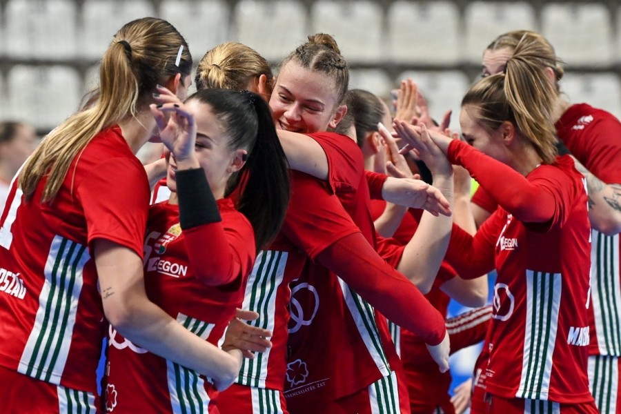 A magyar válogatott játékosai ünnepelnek, miután 32-29-re győztek Csehország ellen a spanyolországi női kézilabda-világbajnokság E csoportjának második fordulójában játszott mérkőzésen a llíriai sportcsarnokban 2021. december 4-én. MTI/Illyés Tibor