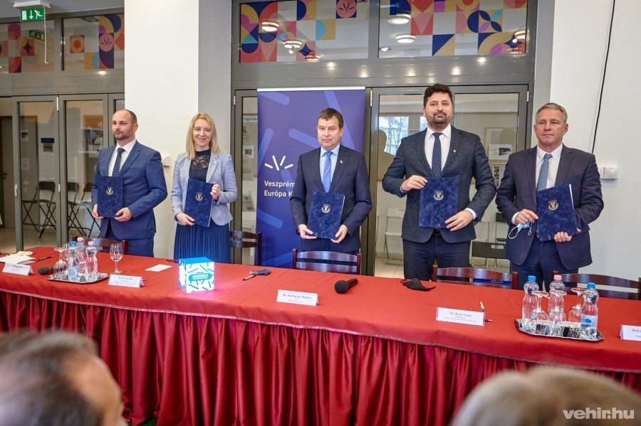 Csillag Zsolt, Markovits Aliz, Gelencsér András, Kepli Lajos és Holczhauser András a megállapodás aláírásakor 2021. december 6-án Veszprémben.