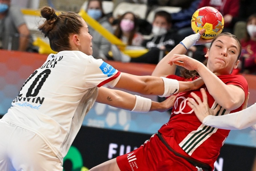 Vámos Petra (j) és a német Emily Bölk a spanyolországi női kézilabda-világbajnokság E csoportjának harmadik fordulójában játszott Magyarország - Németország mérkőzésen a llíriai sportcsarnokban 2021. december 6-án. MTI/Illyés Tibor