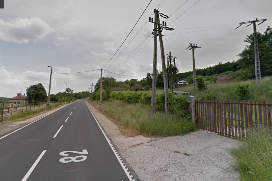 A 82-es út bal oldalán az eplényi vasútállomás, jobb oldalán a VERGA ingatlanja a Google Street View utcaképén